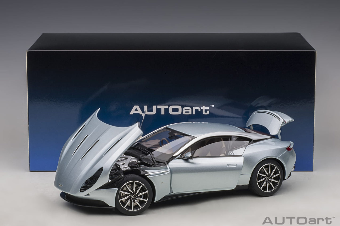 1:18 Aston Martin DB11 - Skyfall Silver - AUTOart - 70267
