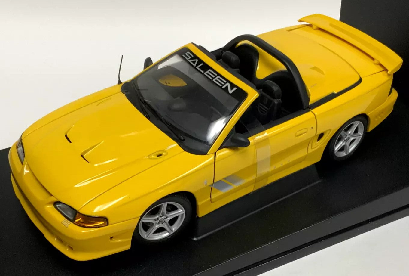1:18 Saleen Mustang S351 Convertible - Yellow - AUTOart - 72731