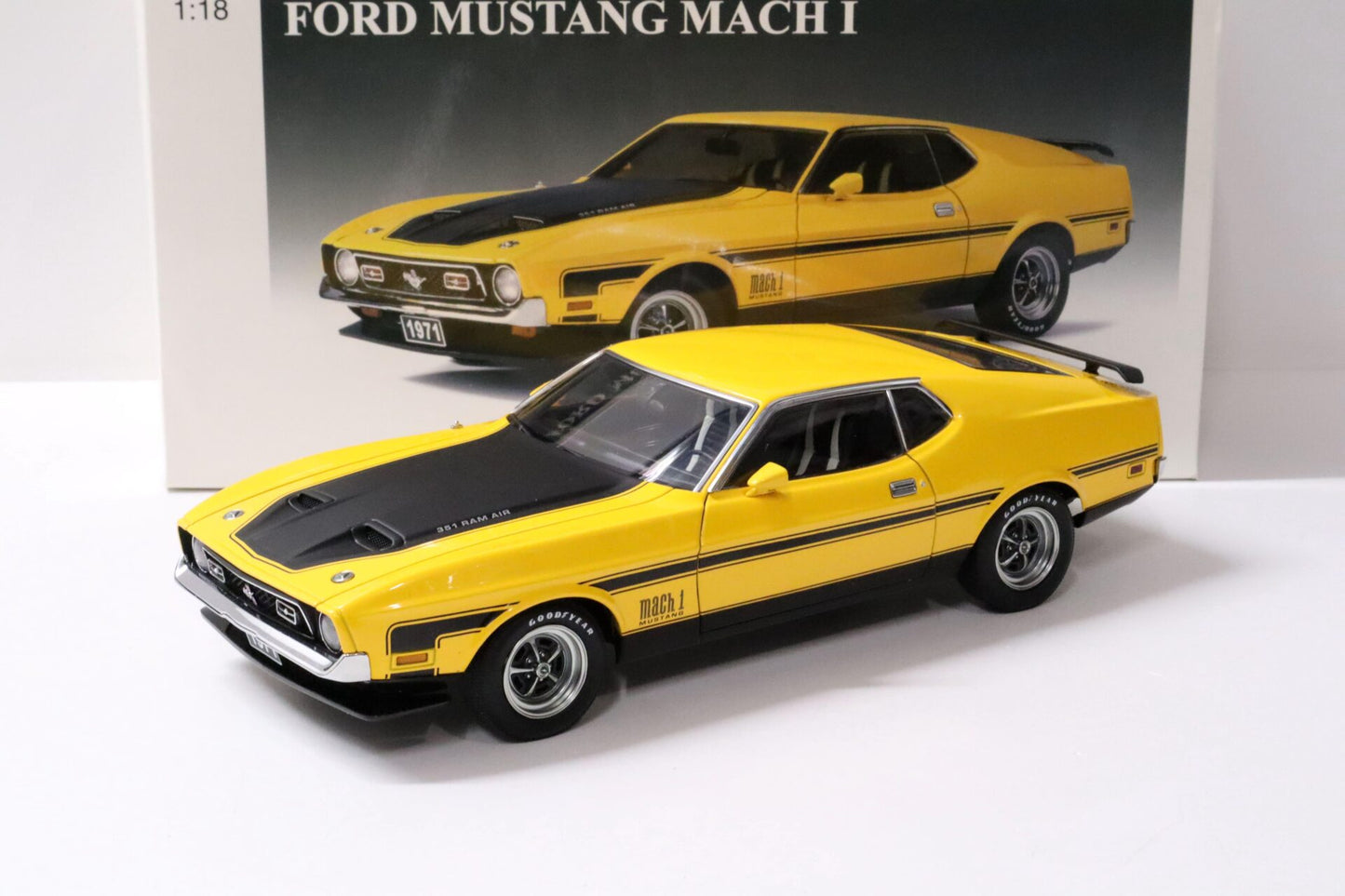 1:18 Ford Mustang Mach 1 Fastback - 1971 - Yellow - AUTOart - 72821