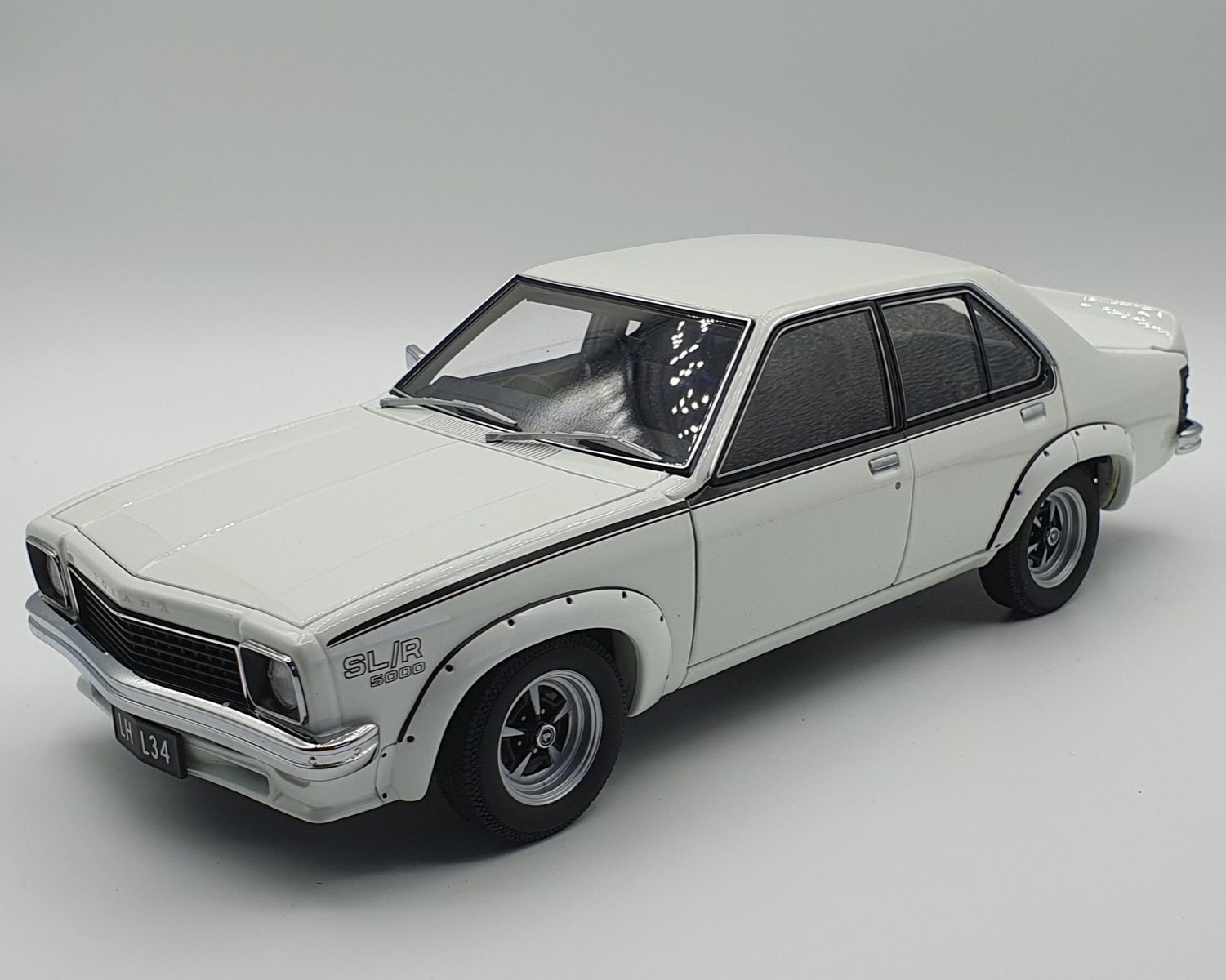 1:18 Holden LH Torana SL/R 5000 L34 Option - 1974 - Glacier White