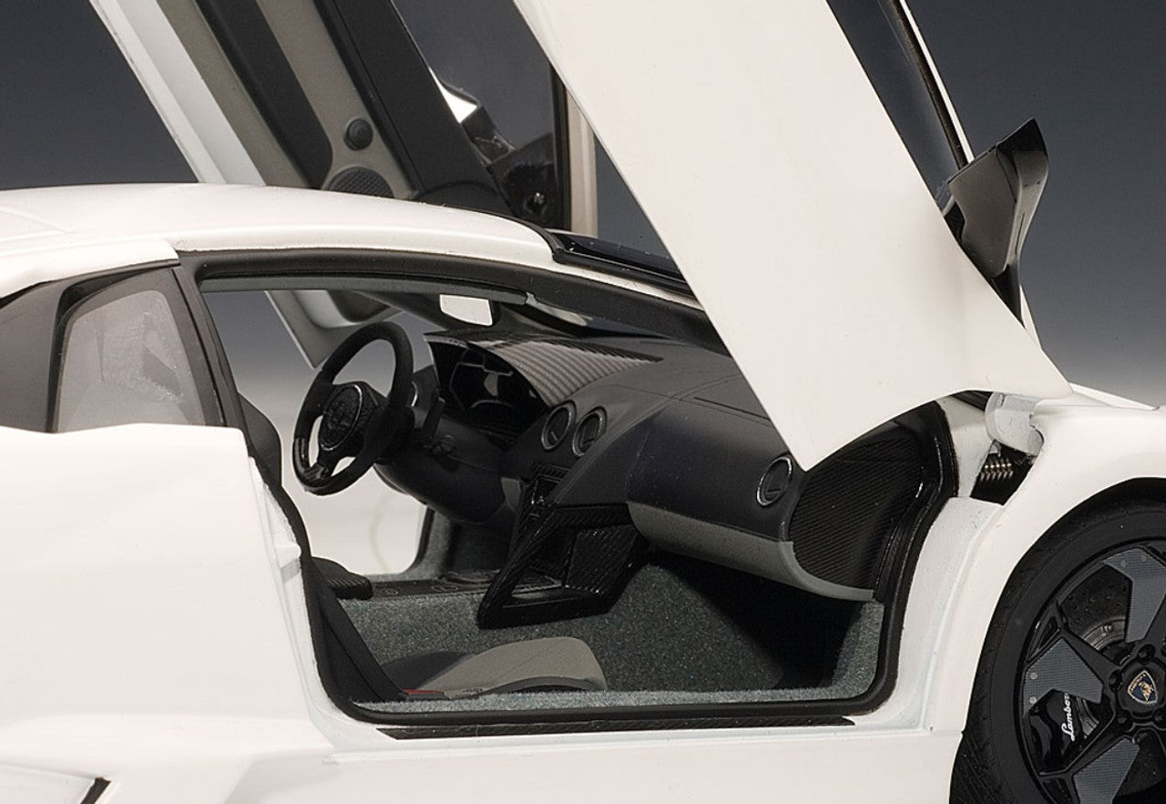 1:18 Lamborghini Reventon - Matt White - AUTOart - 74594