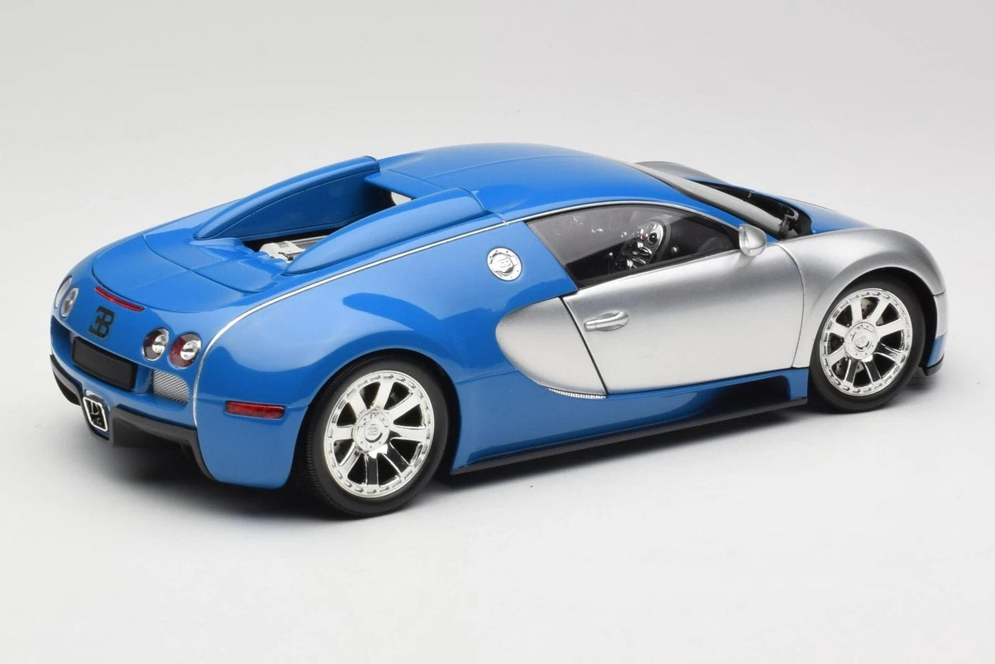 1:18 Bugatti Veyron L'Edition Centenaire - 2009 - Chrome/Blue - Minichamps - 100 110850