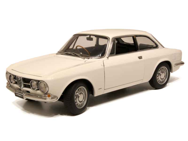 1:18 Alfa Romeo 1750 GTV (RH Drive) - White - AUTOart - 70106