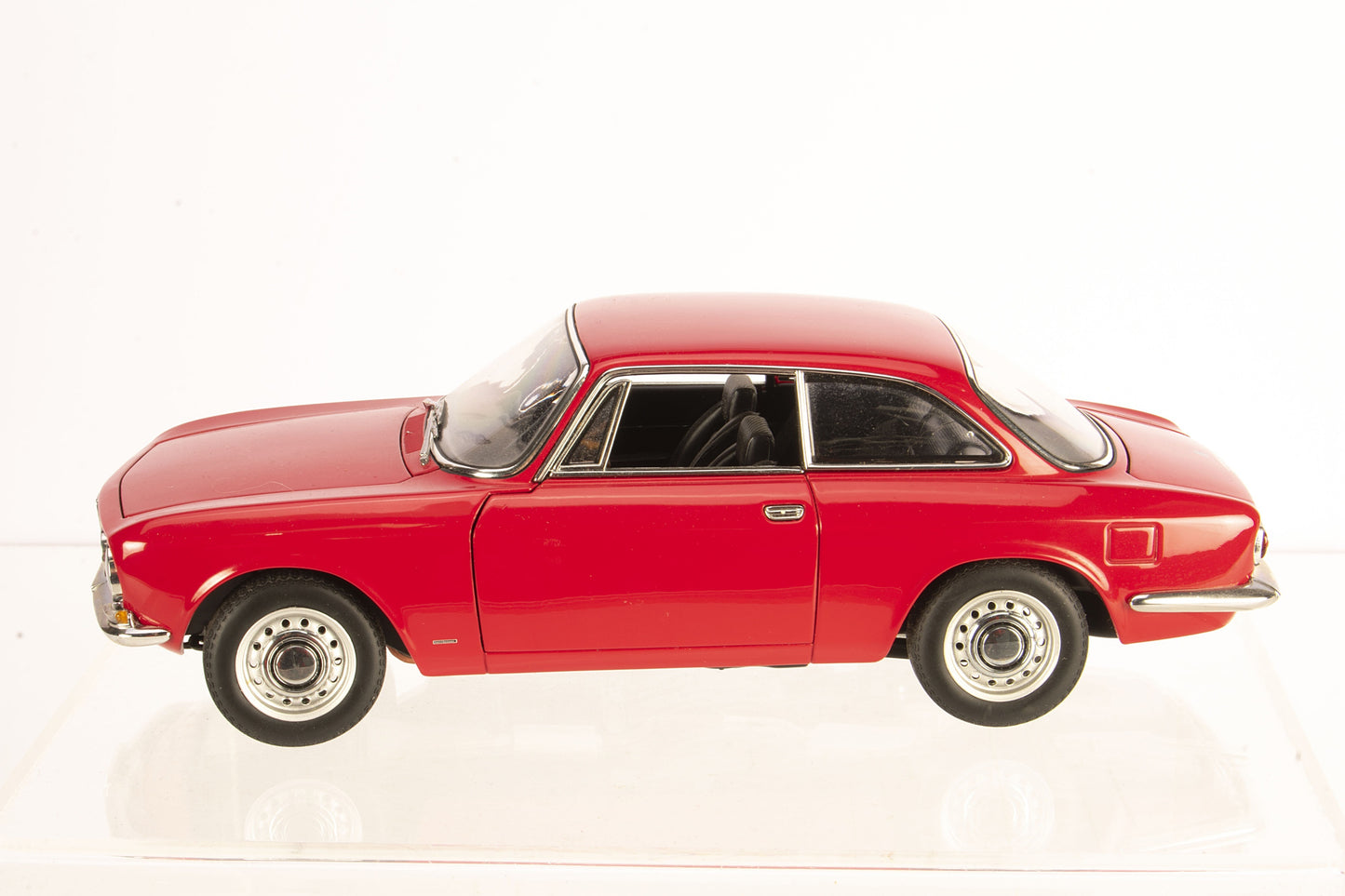 1:18 Alfa Romeo 1750 GTV (RH Drive) - Red - AUTOart - 70107