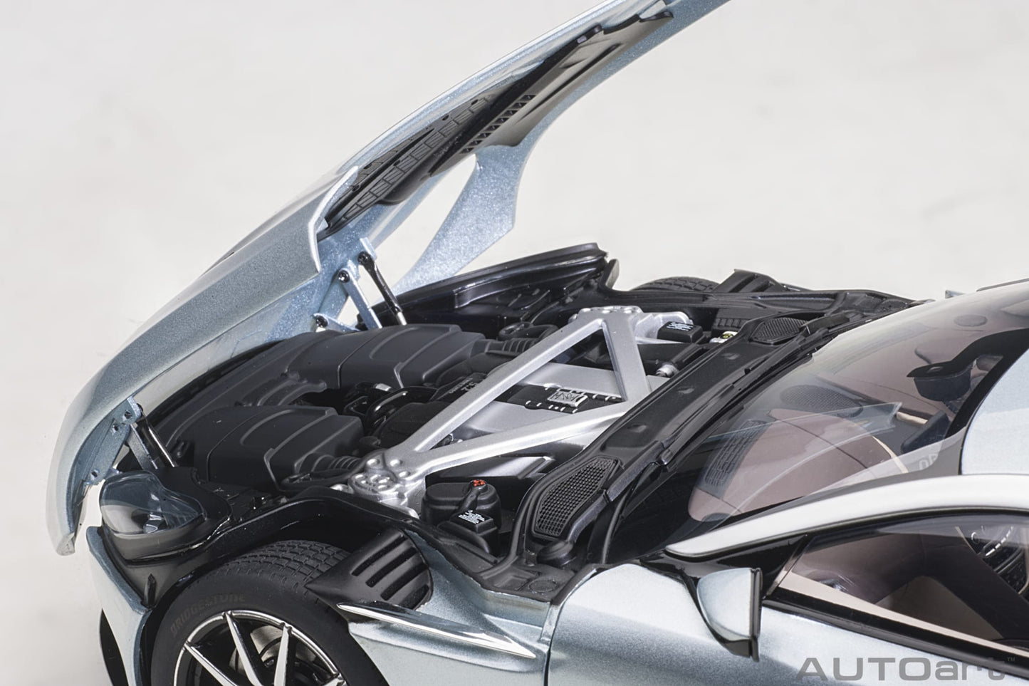 1:18 Aston Martin DB11 - Skyfall Silver - AUTOart - 70267