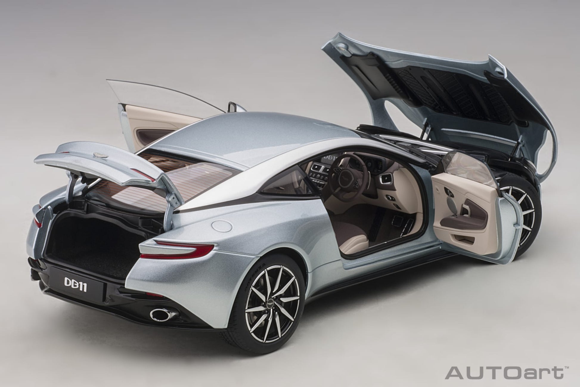 1:18 Aston Martin DB11 - Skyfall Silver - AUTOart - 70267