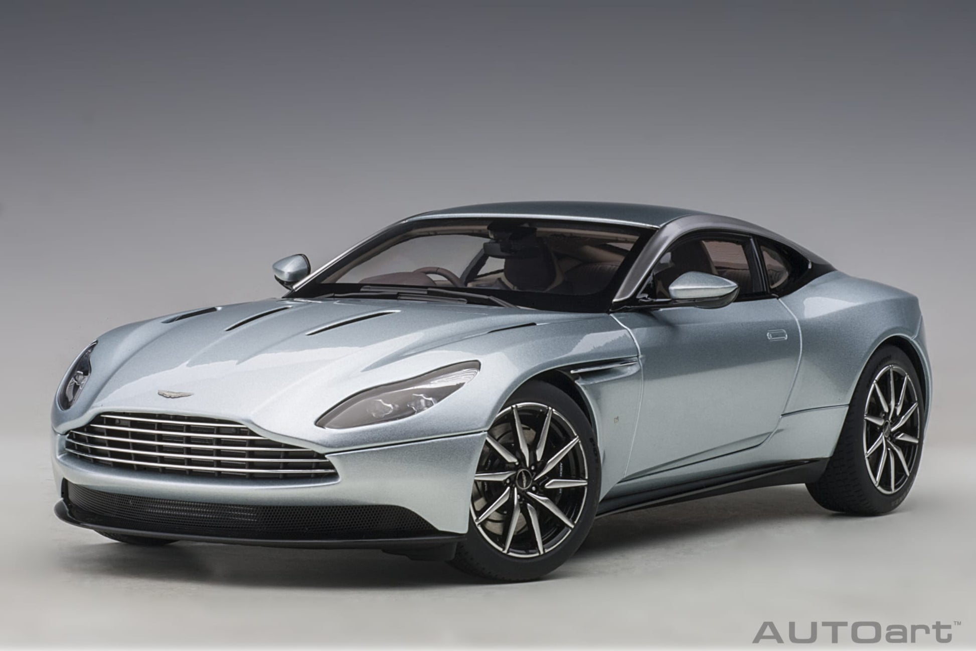 1:18 Aston Martin DB11 - Skyfall Silver - AUTOart - 70267