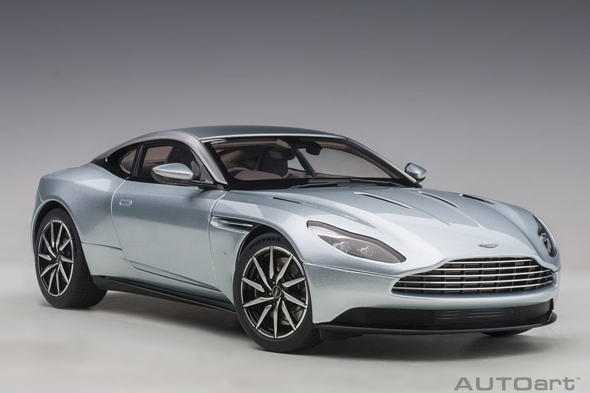 1:18 Aston Martin DB11 - Skyfall Silver - AUTOart - 70267
