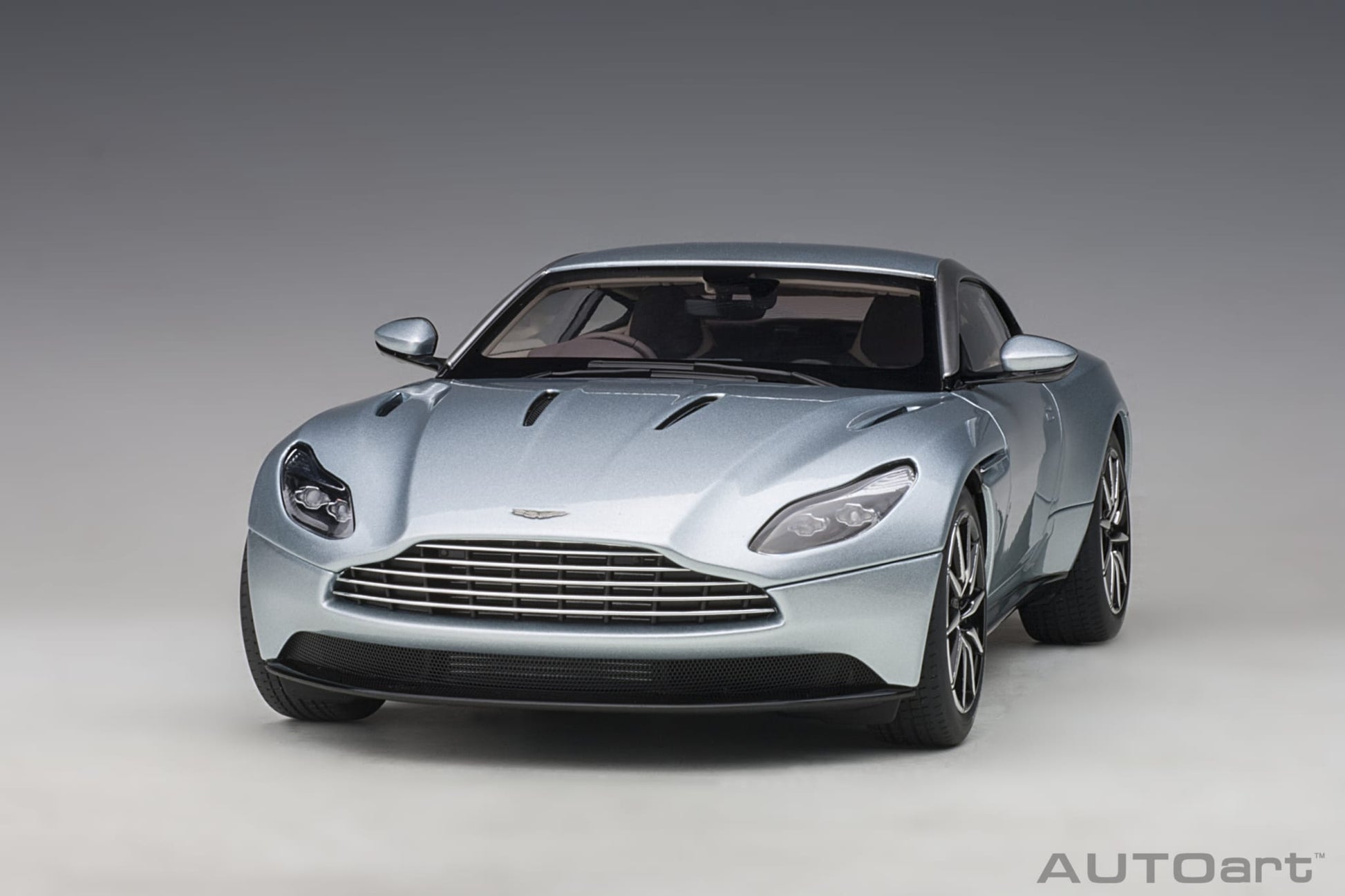 1:18 Aston Martin DB11 - Skyfall Silver - AUTOart - 70267