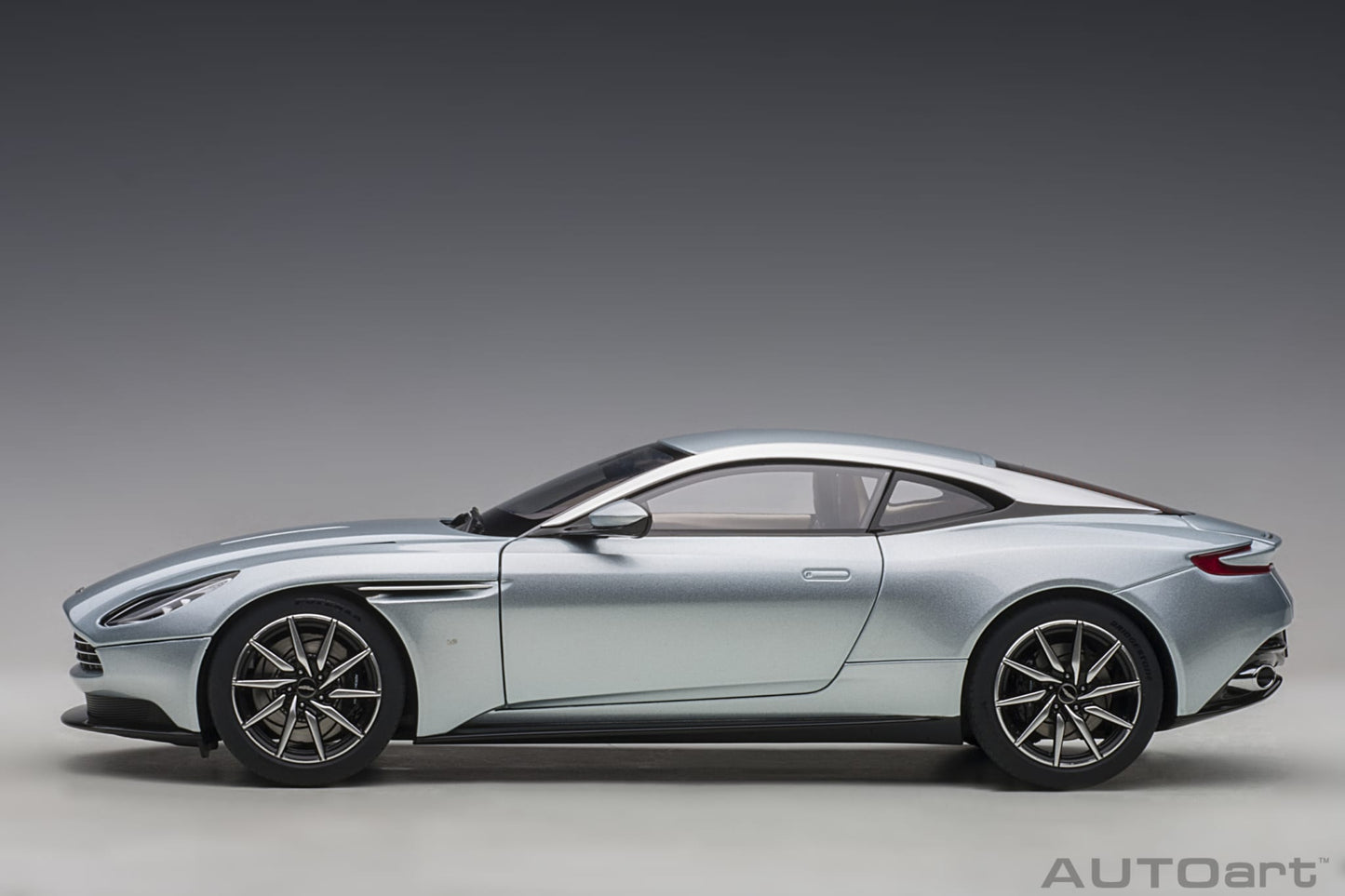 1:18 Aston Martin DB11 - Skyfall Silver - AUTOart - 70267