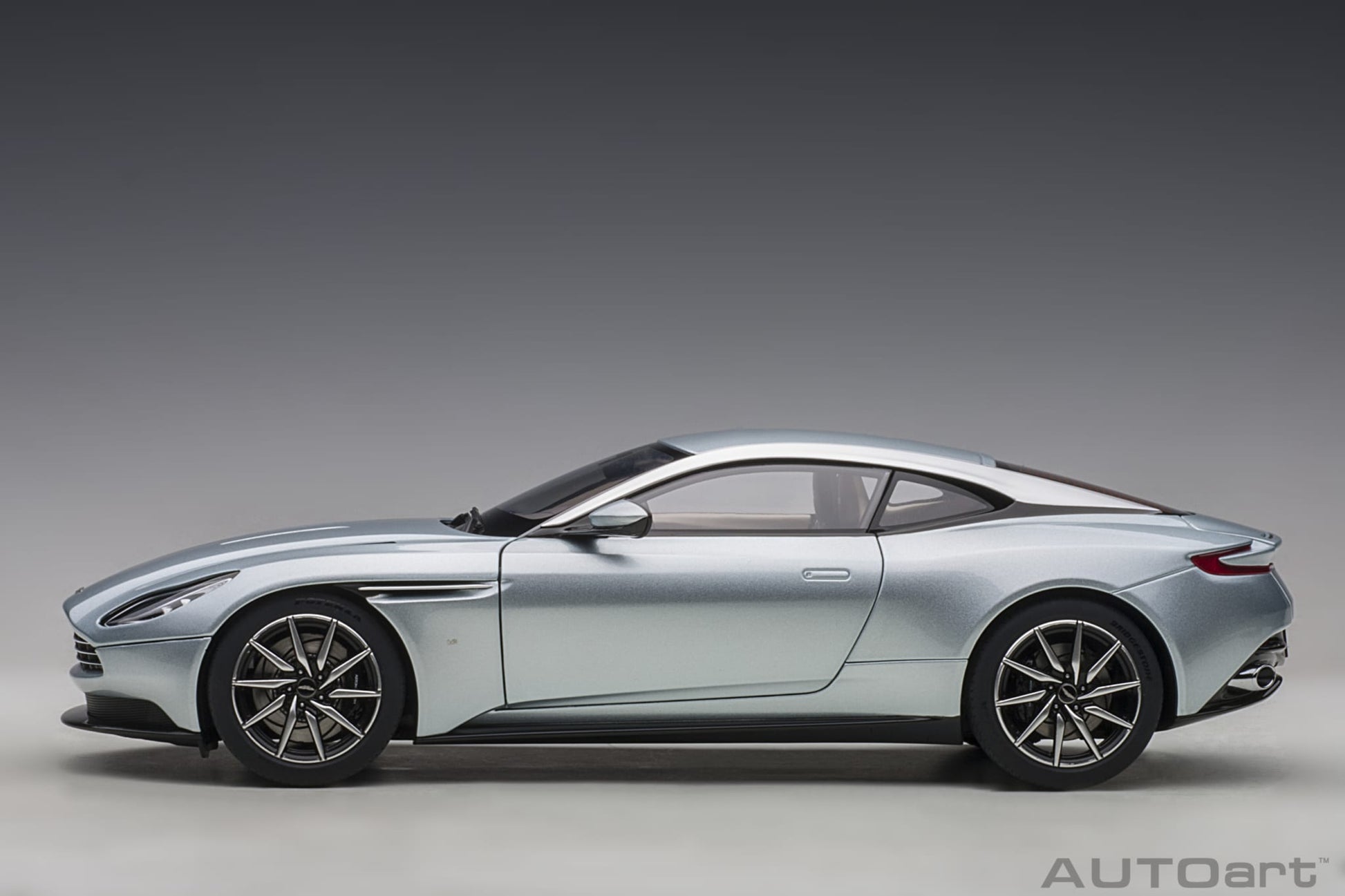 1:18 Aston Martin DB11 - Skyfall Silver - AUTOart - 70267