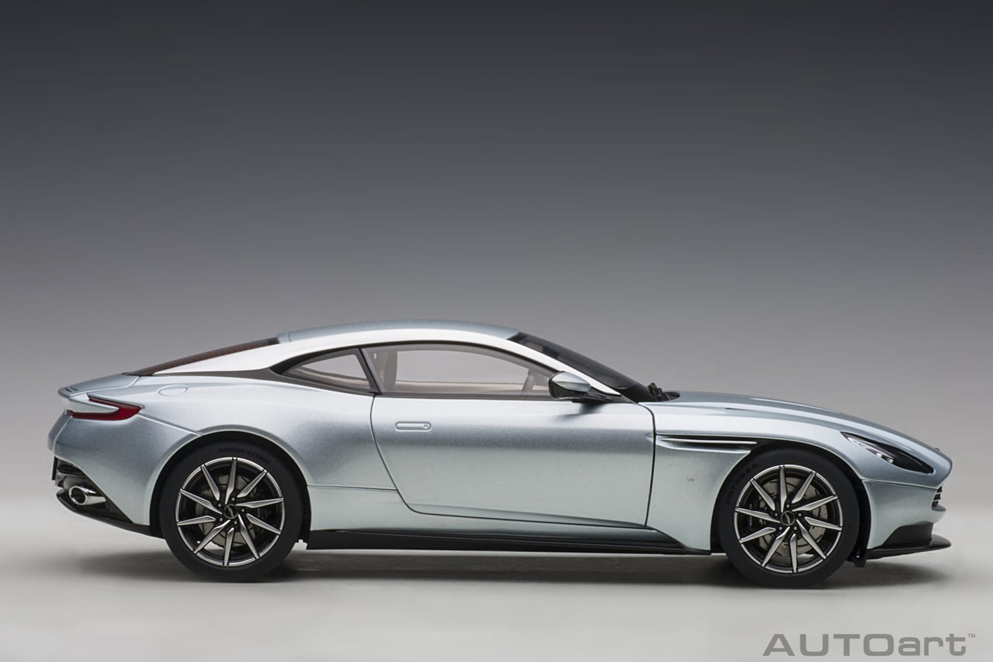 1:18 Aston Martin DB11 - Skyfall Silver - AUTOart - 70267