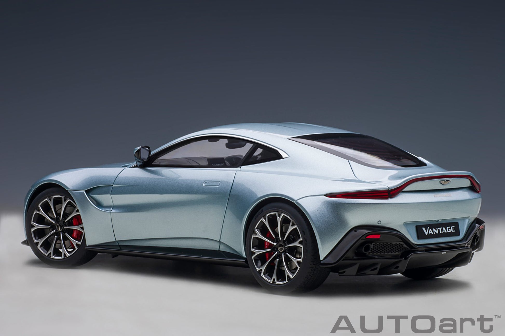 1:18 Aston Martin Vantage - 2019 - Magnetic Silver - AUTOart - 70276