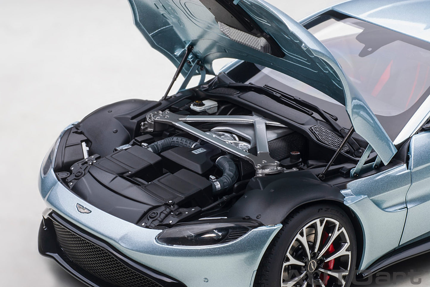 1:18 Aston Martin Vantage - 2019 - Magnetic Silver - AUTOart - 70276