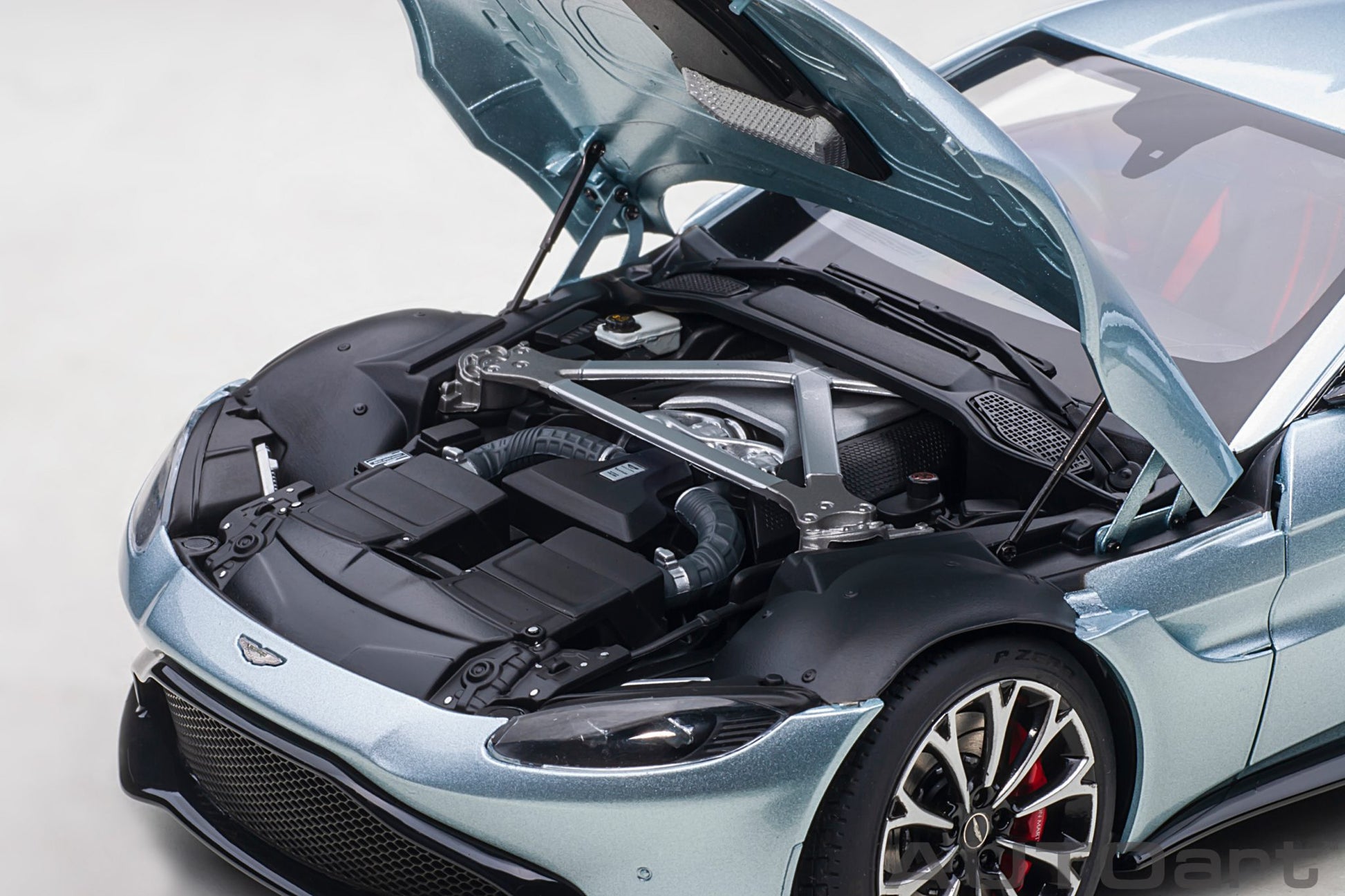 1:18 Aston Martin Vantage - 2019 - Magnetic Silver - AUTOart - 70276