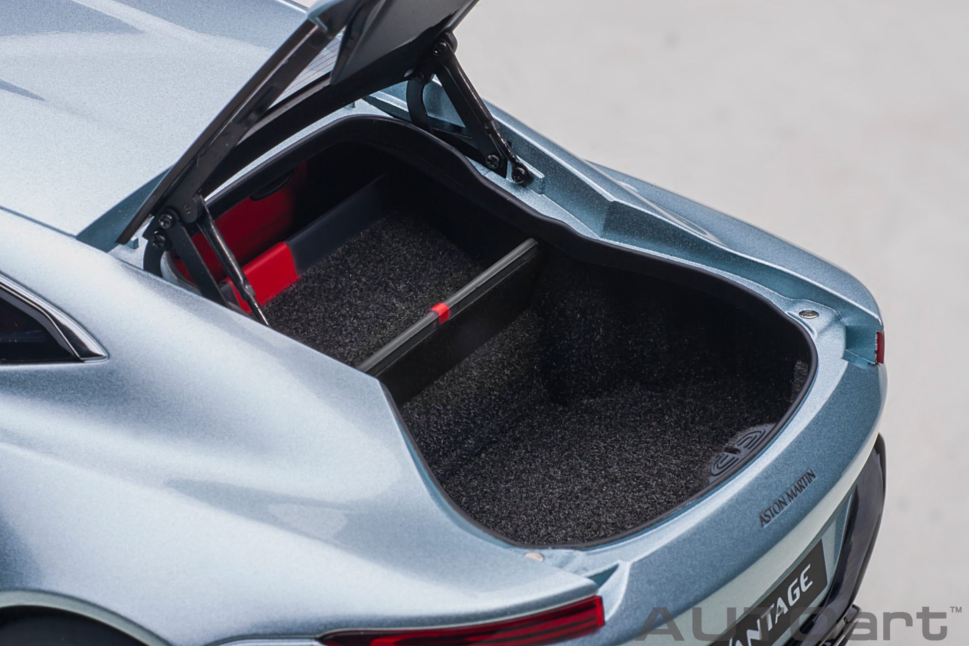1:18 Aston Martin Vantage - 2019 - Magnetic Silver - AUTOart - 70276