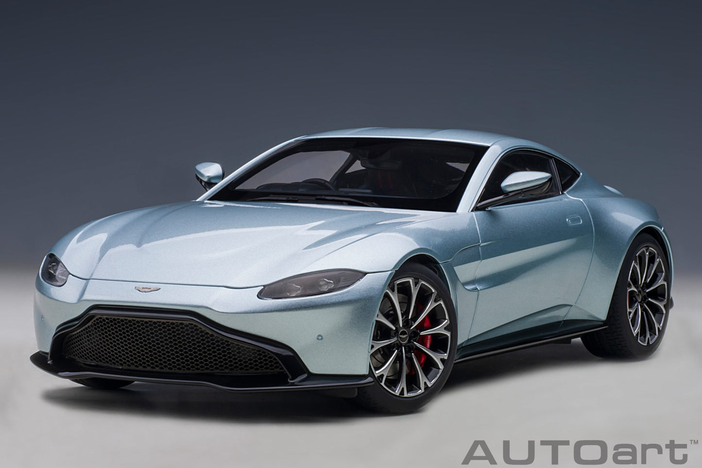 1:18 Aston Martin Vantage - 2019 - Magnetic Silver - AUTOart - 70276