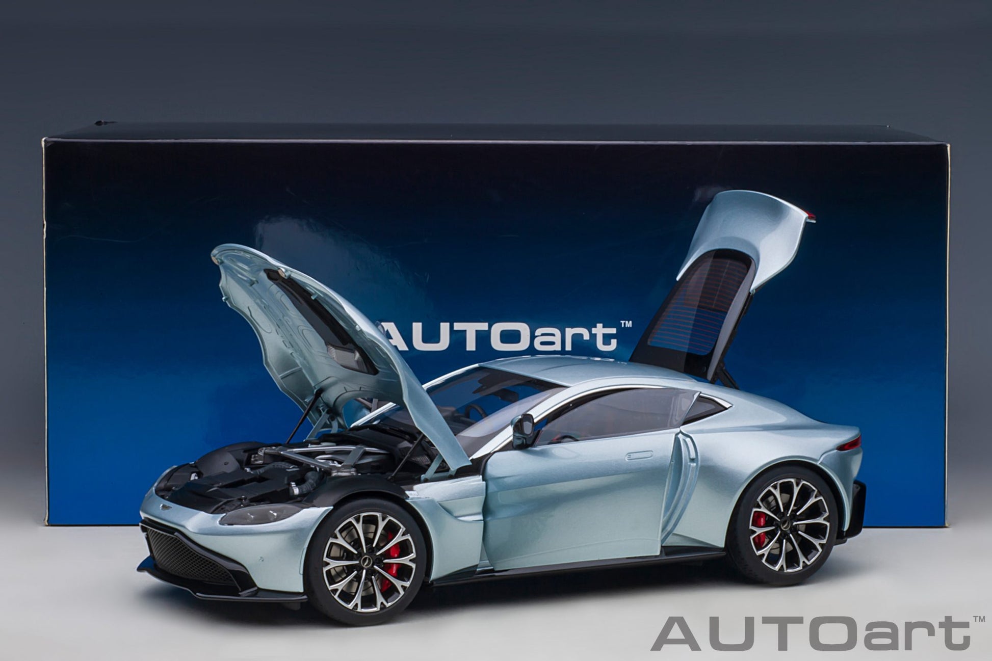 1:18 Aston Martin Vantage - 2019 - Magnetic Silver - AUTOart - 70276