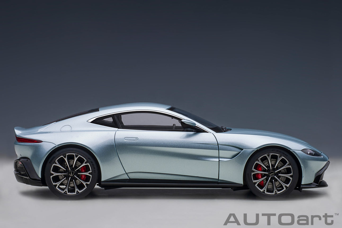 1:18 Aston Martin Vantage - 2019 - Magnetic Silver - AUTOart - 70276
