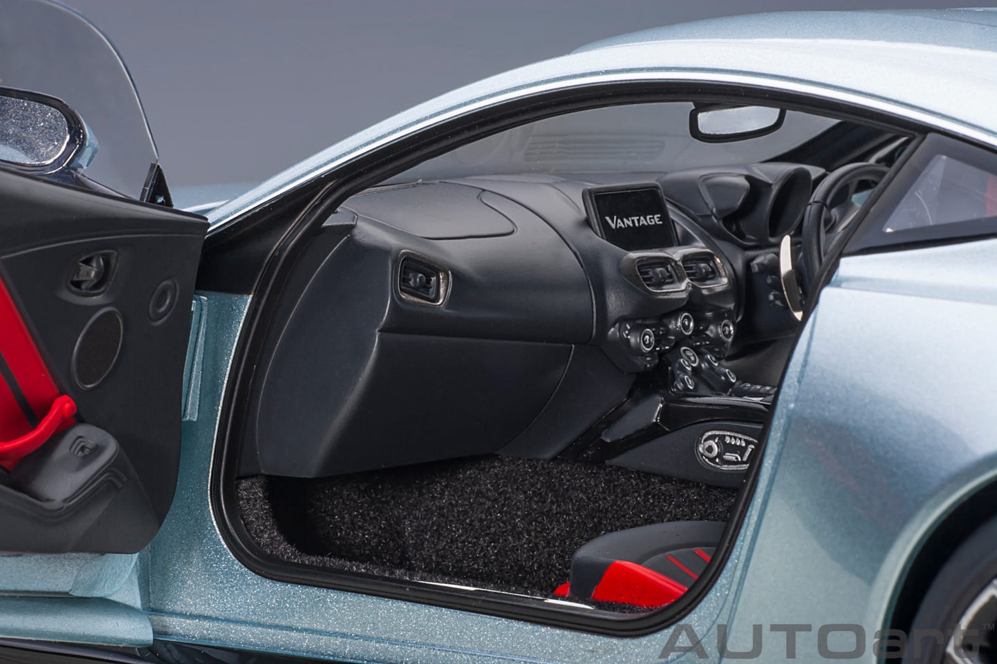 1:18 Aston Martin Vantage - 2019 - Magnetic Silver - AUTOart - 70276