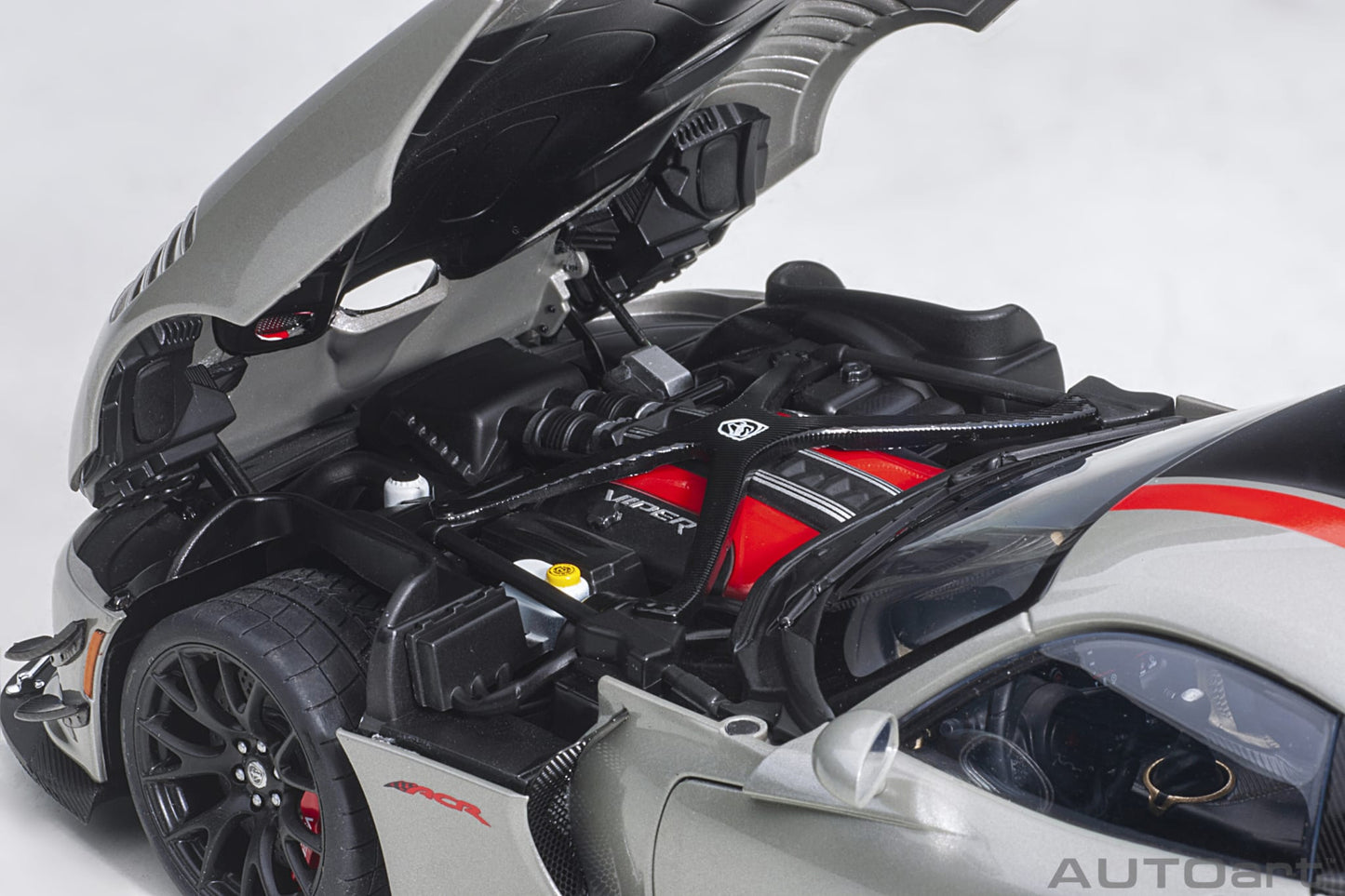 1:18 Dodge Viper ACR - 2017 - Billet Silver Metallic w/Black Stripes - AUTOart - 71733