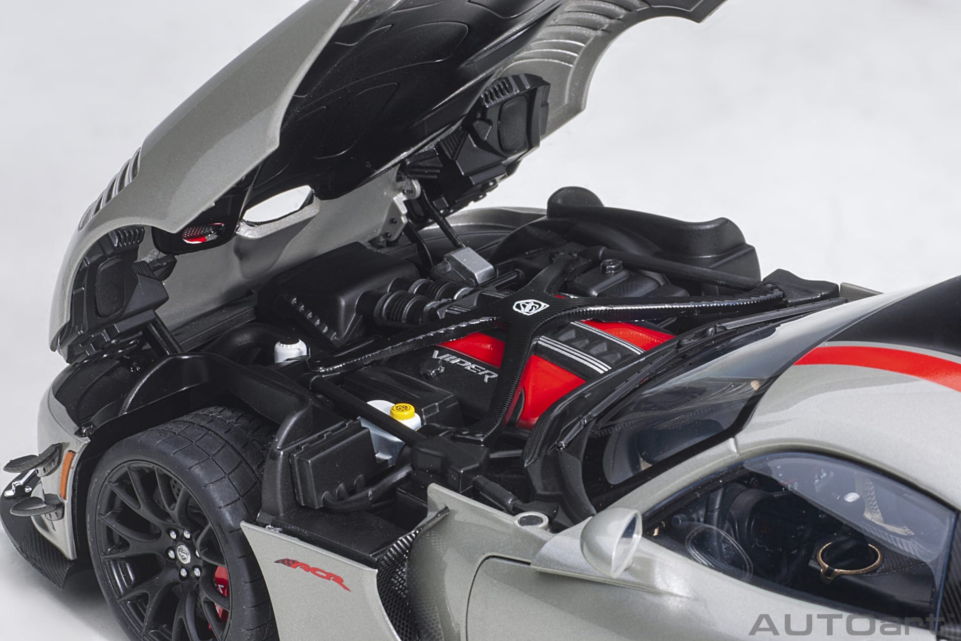 1:18 Dodge Viper ACR - 2017 - Billet Silver Metallic w/Black Stripes - AUTOart - 71733