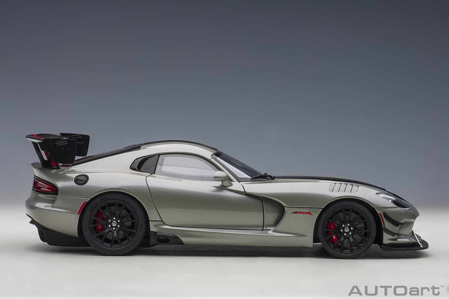 1:18 Dodge Viper ACR - 2017 - Billet Silver Metallic w/Black Stripes - AUTOart - 71733