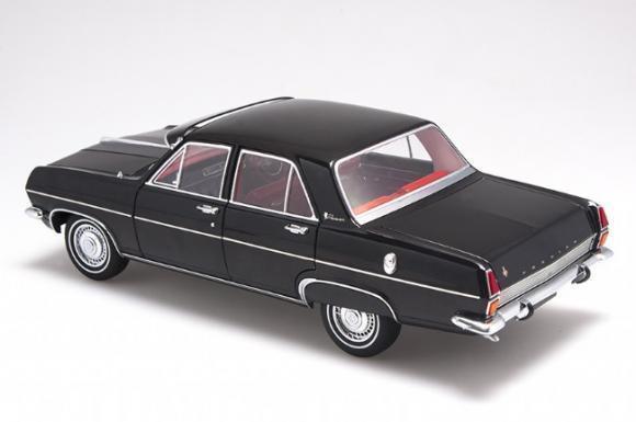 1:18 Holden HR Premier Sedan - Warrigal Black - AUTOart - 72447