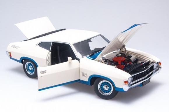 1:18 Ford XA Falcon Superbird - Polar White/Cosmic Blue - AUTOart - 72728