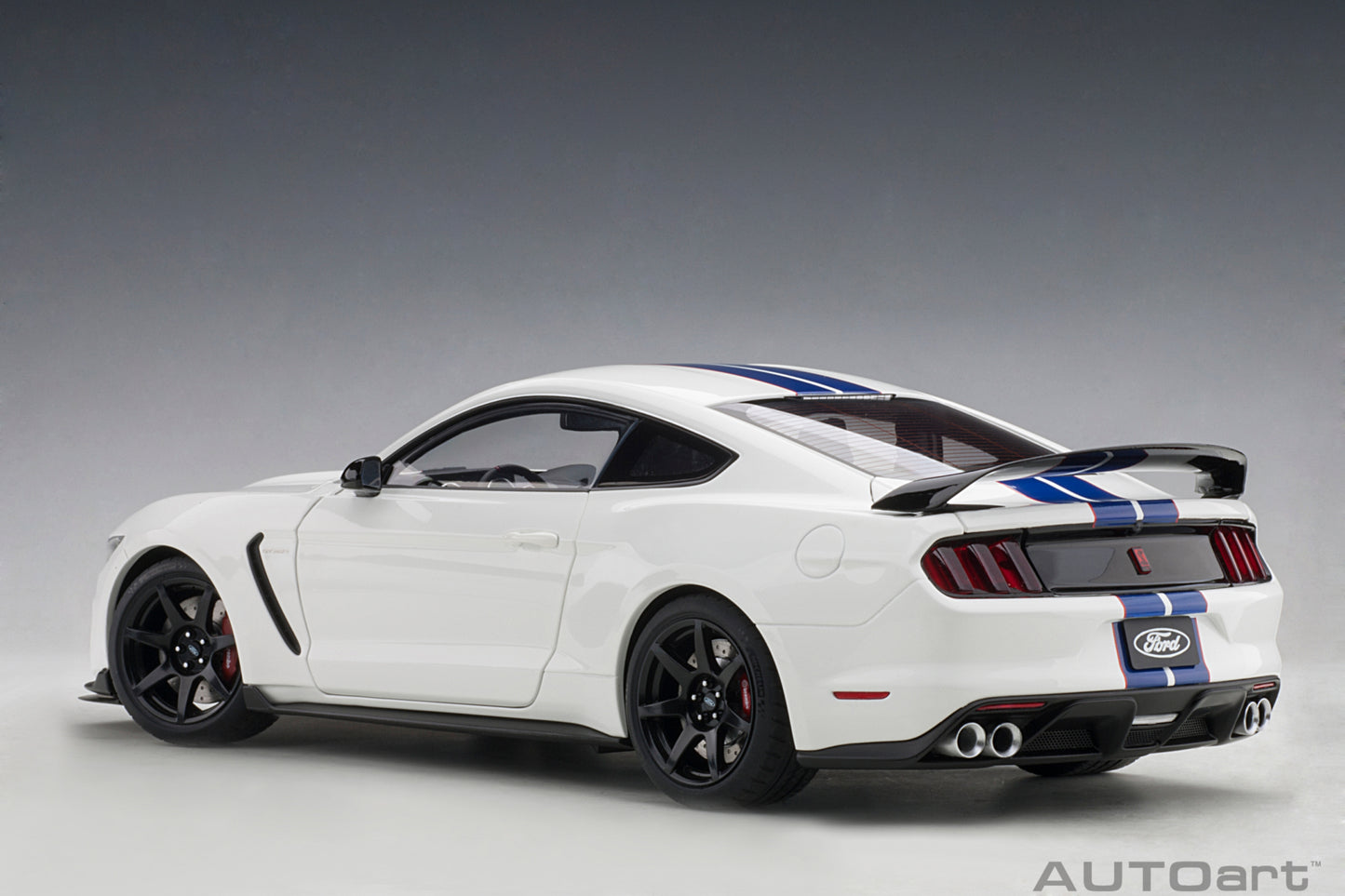1:18 Ford Shelby GT-350R - Oxford White w/Lightning Blue Stripes - AUTOart - 72931
