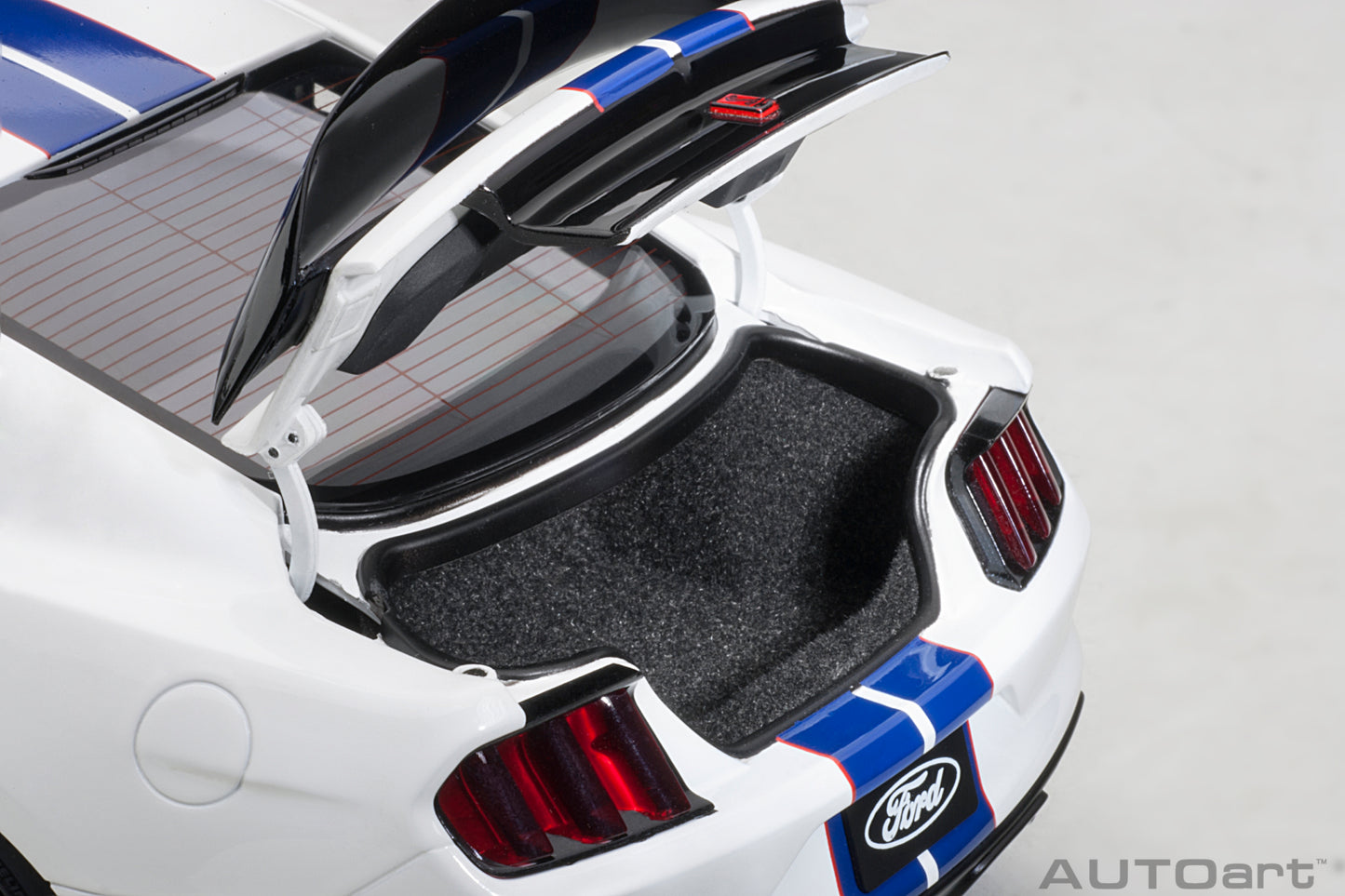 1:18 Ford Shelby GT-350R - Oxford White w/Lightning Blue Stripes - AUTOart - 72931