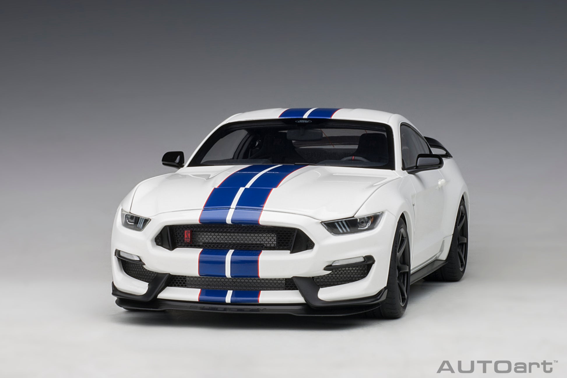 1:18 Ford Shelby GT-350R - Oxford White w/Lightning Blue Stripes - AUTOart - 72931