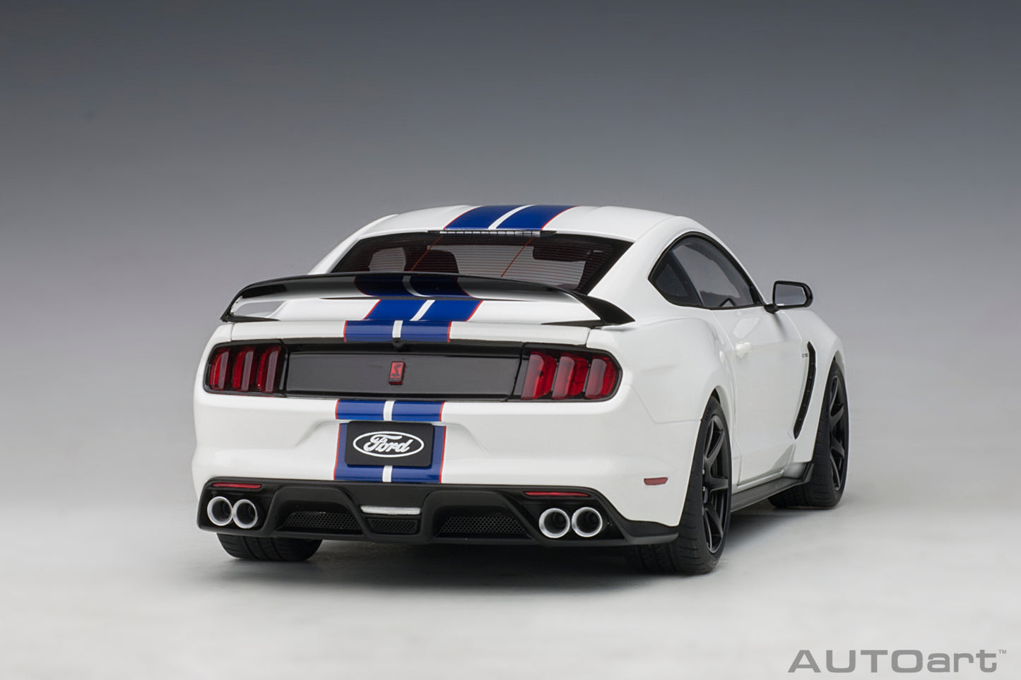 1:18 Ford Shelby GT-350R - Oxford White w/Lightning Blue Stripes - AUTOart - 72931