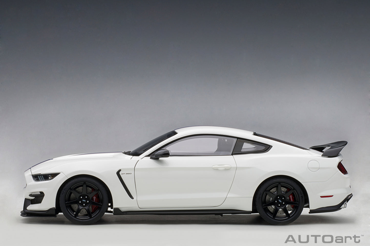 1:18 Ford Shelby GT-350R - Oxford White w/Lightning Blue Stripes - AUTOart - 72931