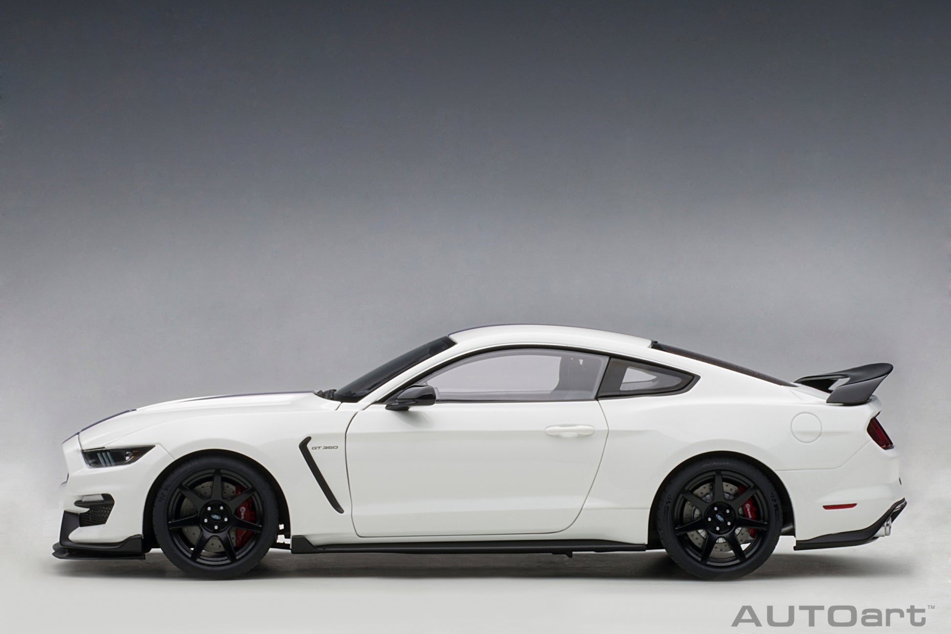1:18 Ford Shelby GT-350R - Oxford White w/Lightning Blue Stripes - AUTOart - 72931