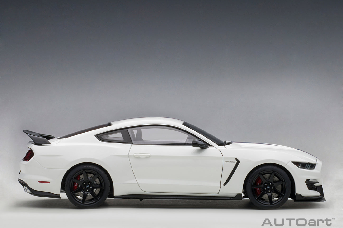 1:18 Ford Shelby GT-350R - Oxford White w/Lightning Blue Stripes - AUTOart - 72931