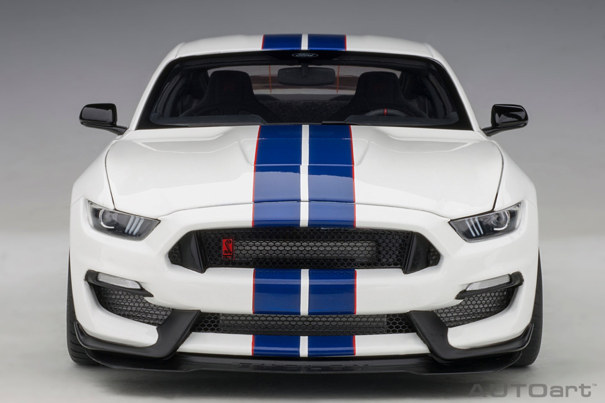 1:18 Ford Shelby GT-350R - Oxford White w/Lightning Blue Stripes - AUTOart - 72931