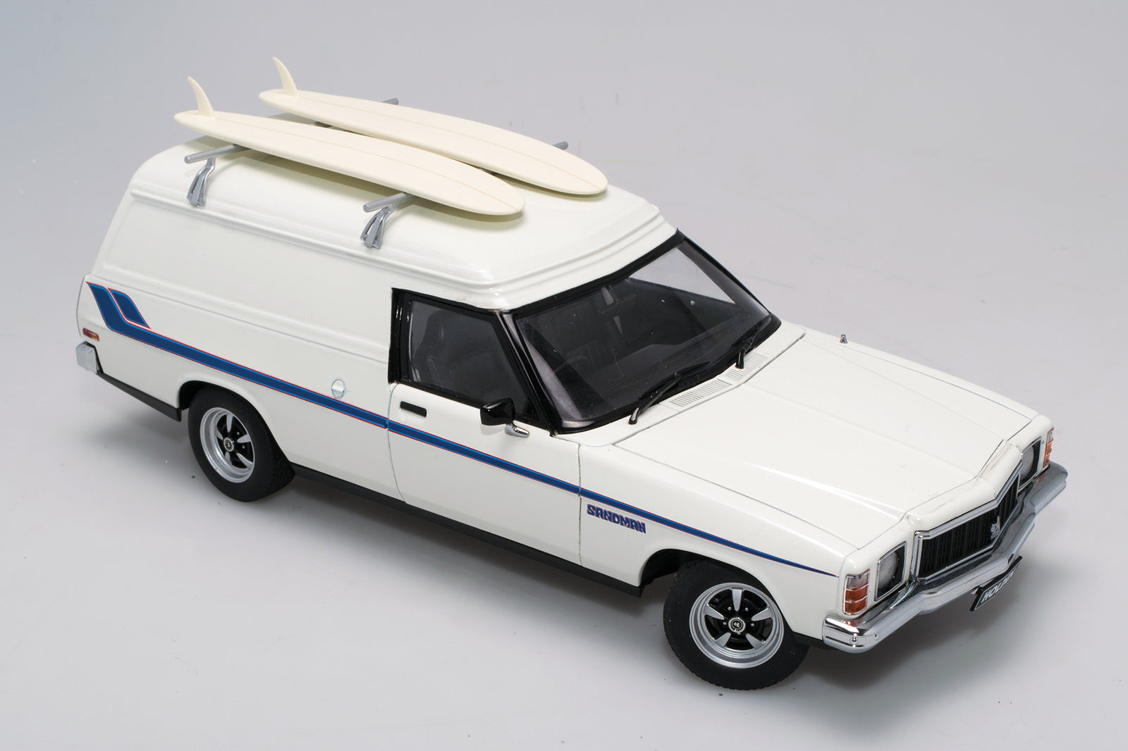 1:18 Holden HX Sandman Panel Van - Cotillion White - AUTOart - 73338