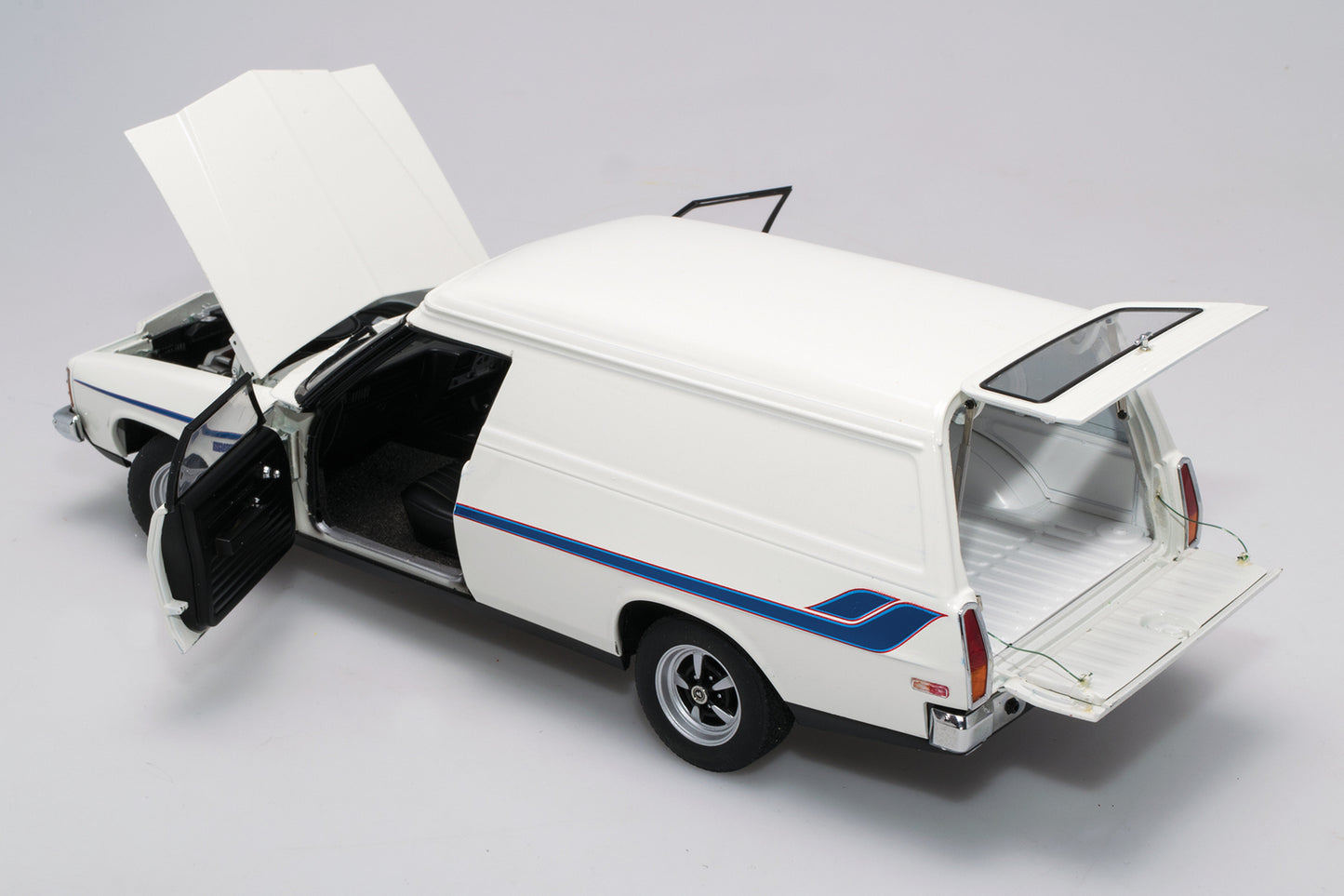 1:18 Holden HX Sandman Panel Van - Cotillion White - AUTOart - 73338