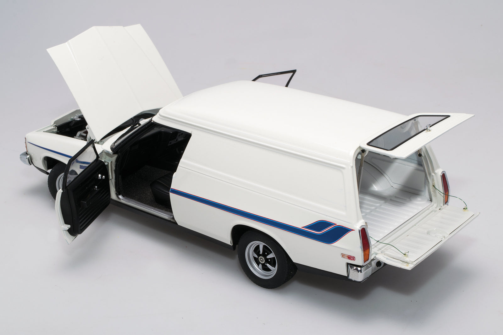 1:18 Holden HX Sandman Panel Van - Cotillion White - AUTOart - 73338