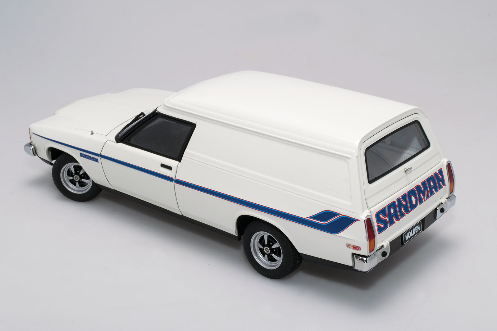 1:18 Holden HX Sandman Panel Van - Cotillion White - AUTOart - 73338