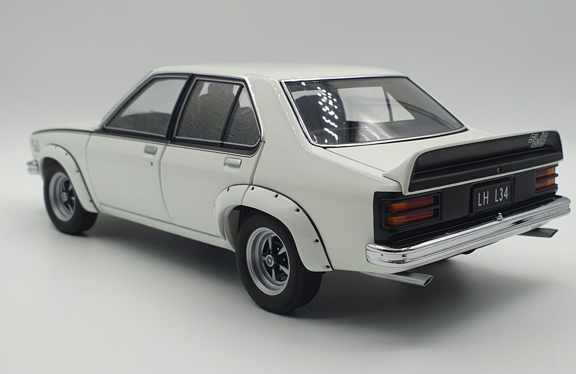 1:18 Holden LH Torana SL/R 5000 L34 Option - 1974 - Glacier White - AUTOart - 73477