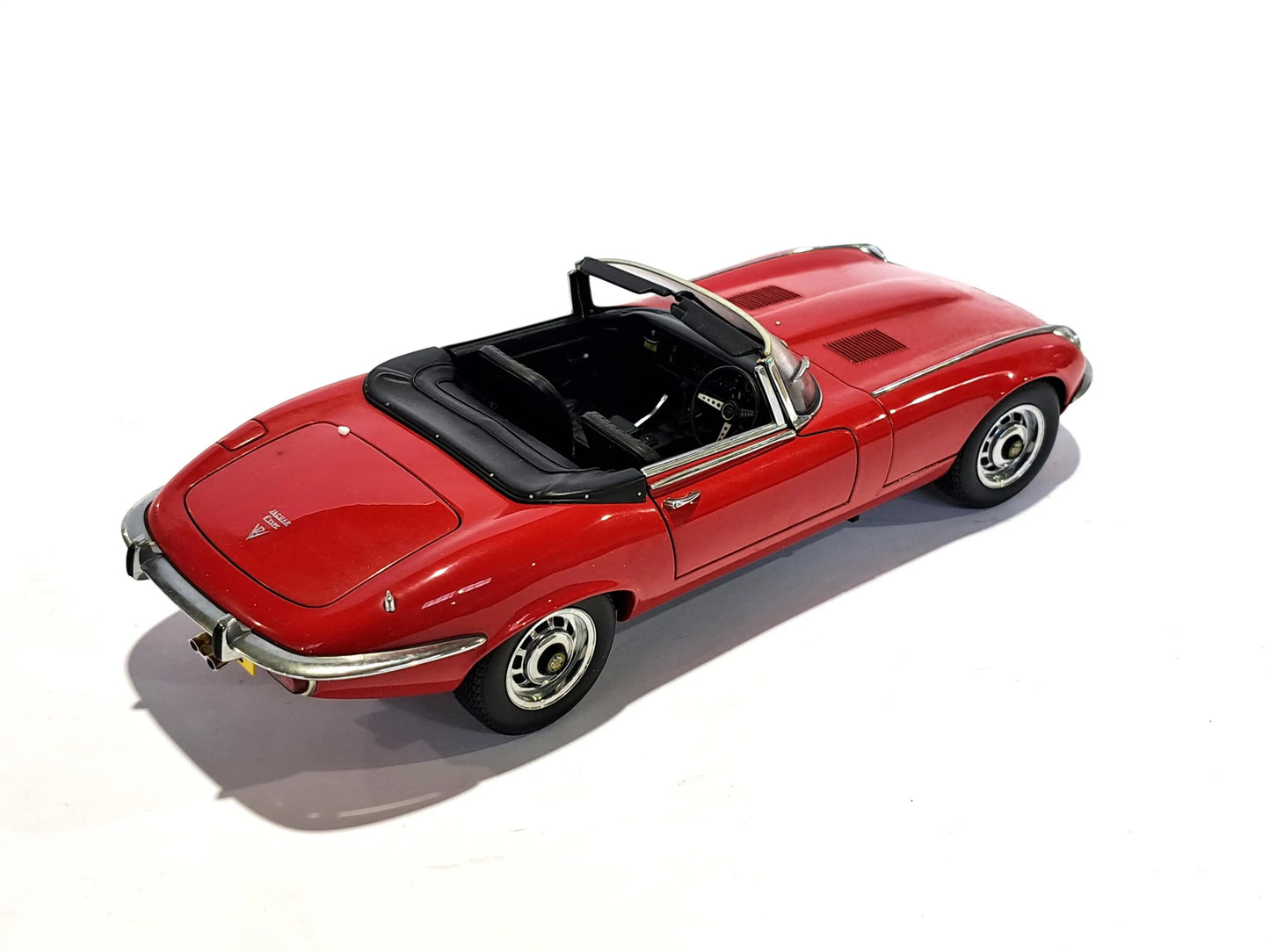1:18 Jaguar E-Type Roadster Series III V12 - Red - AUTOart - 73523