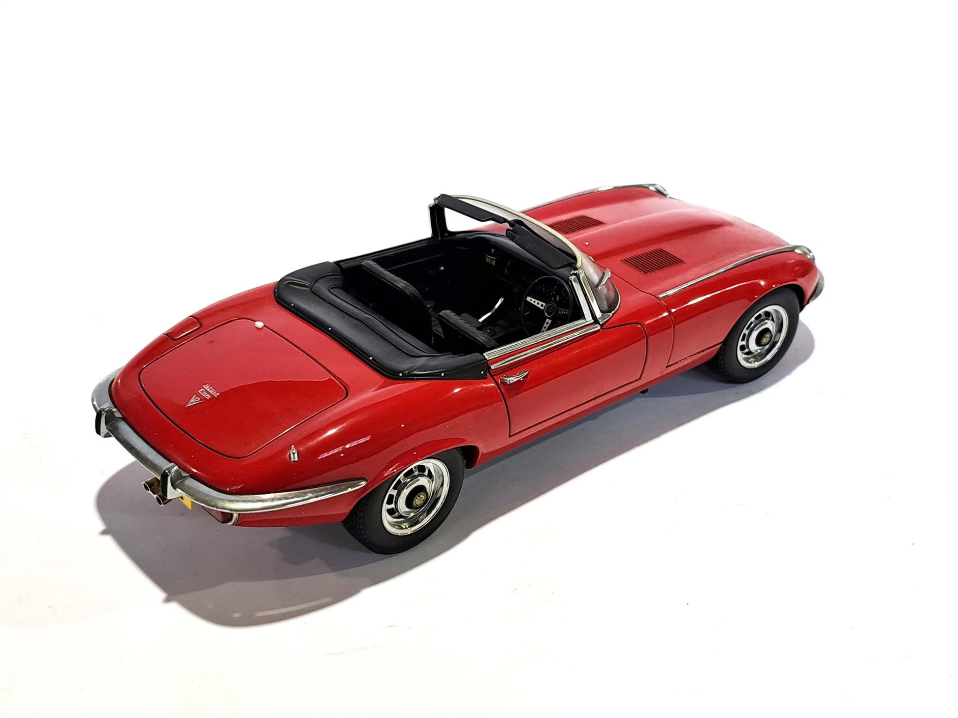 1:18 Jaguar E-Type Roadster Series III V12 - Red - AUTOart - 73523