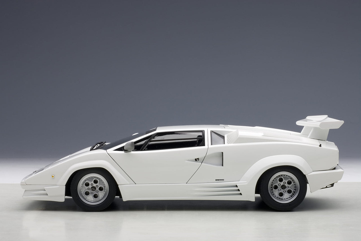 1:18 Lamborghini Countach 25th Anniversary - White - AUTOart - 74537