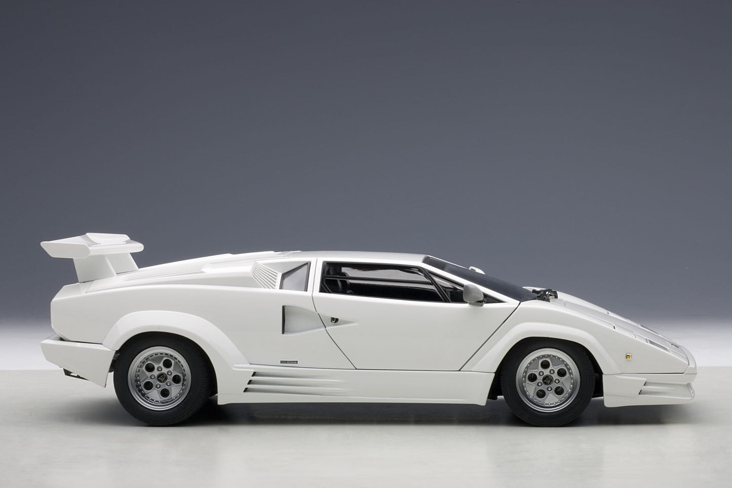 1:18 Lamborghini Countach 25th Anniversary - White - AUTOart - 74537