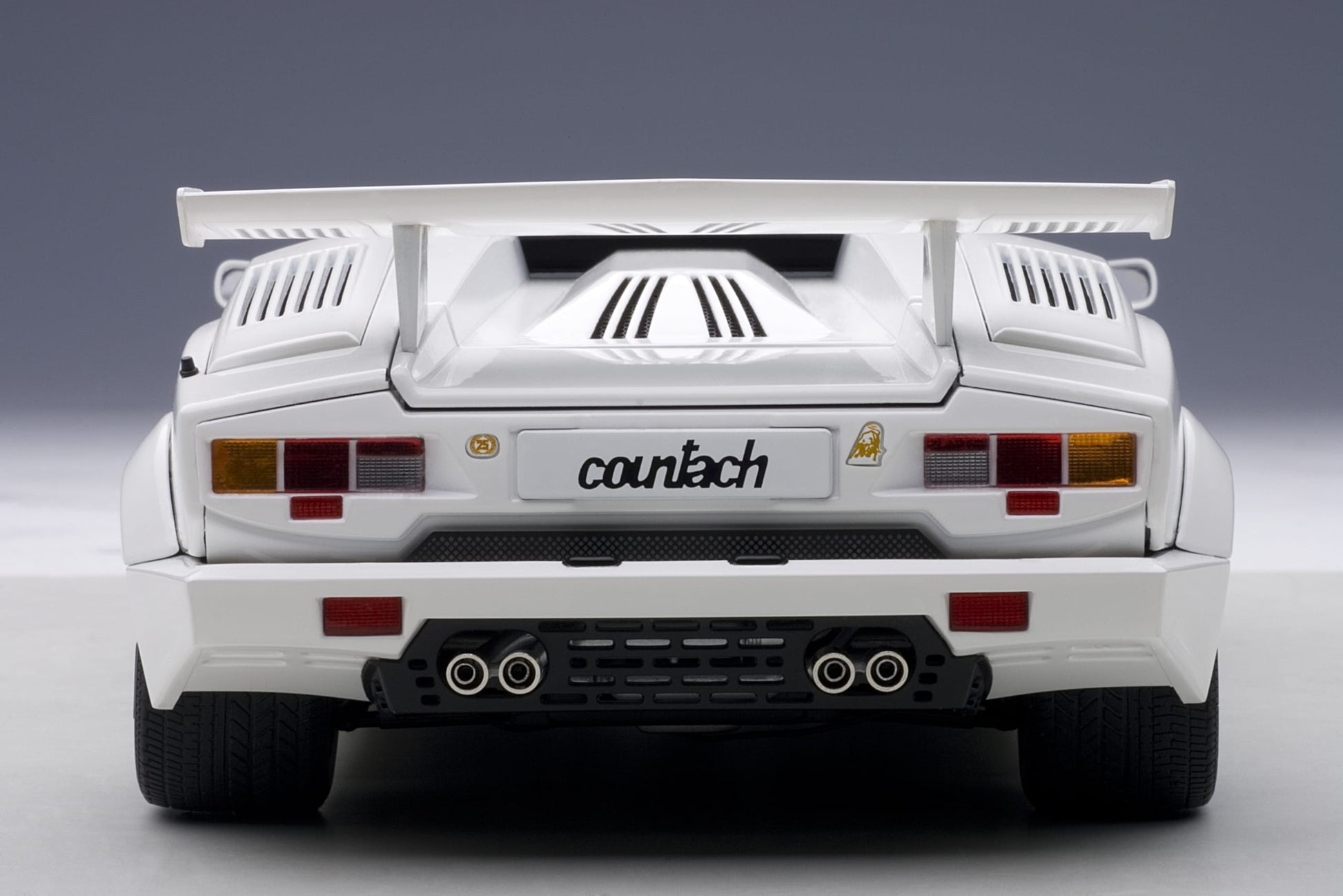 1:18 Lamborghini Countach 25th Anniversary - White - AUTOart - 74537