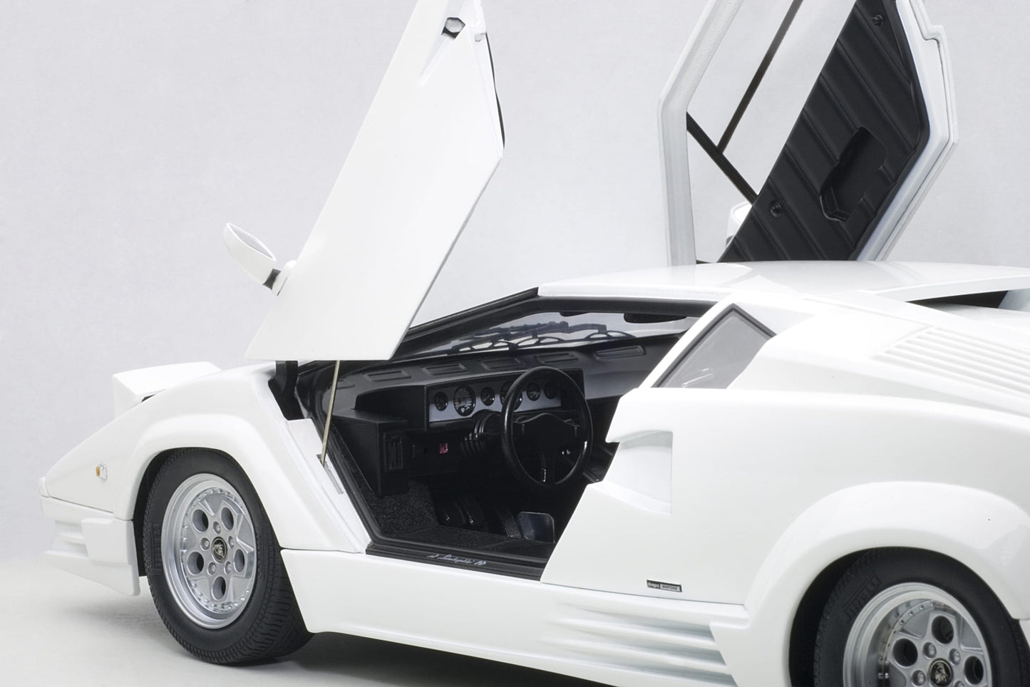 1:18 Lamborghini Countach 25th Anniversary - White - AUTOart - 74537