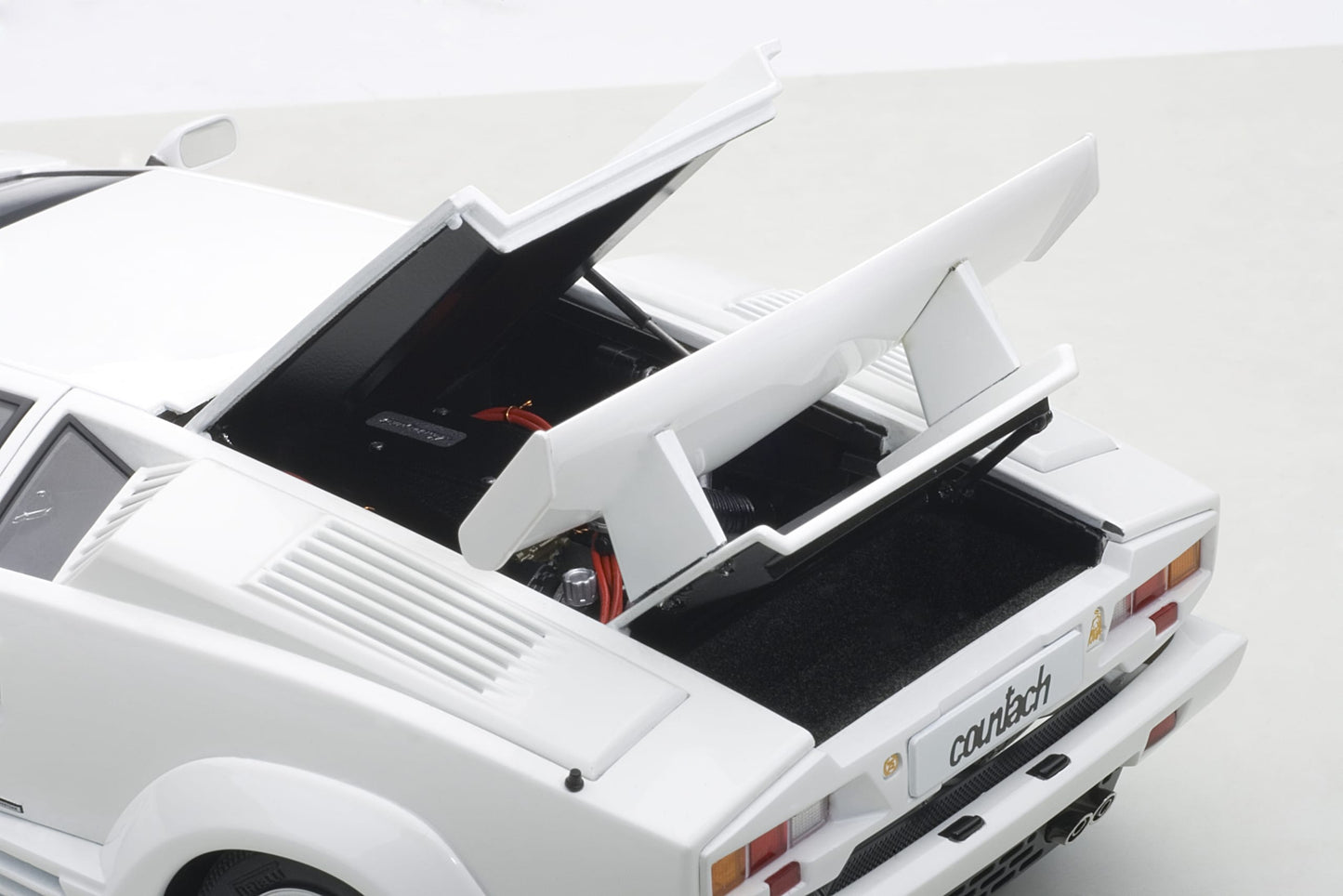 1:18 Lamborghini Countach 25th Anniversary - White - AUTOart - 74537