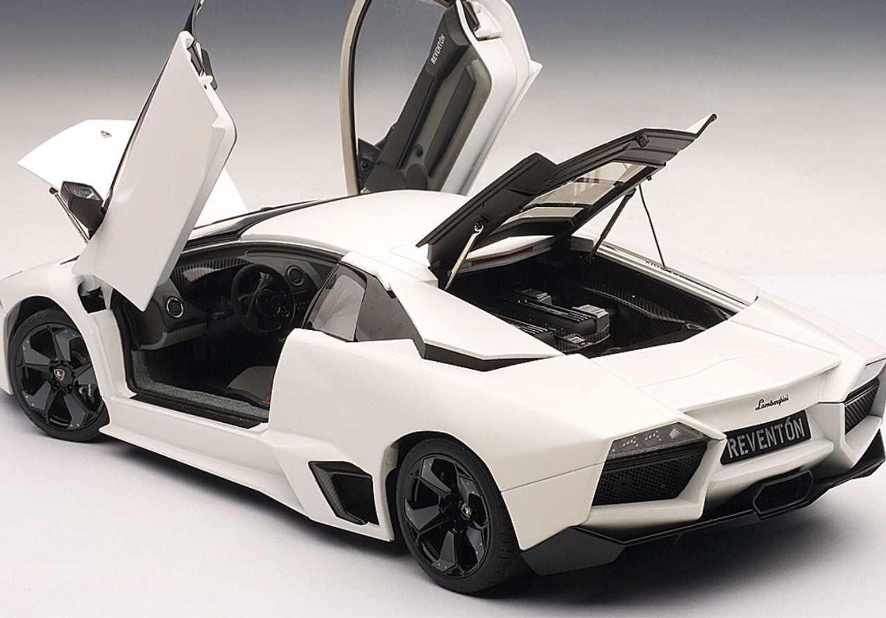 1:18 Lamborghini Reventon - Matt White - AUTOart - 74594